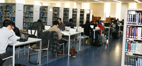 国际关系学院图书馆阅览室